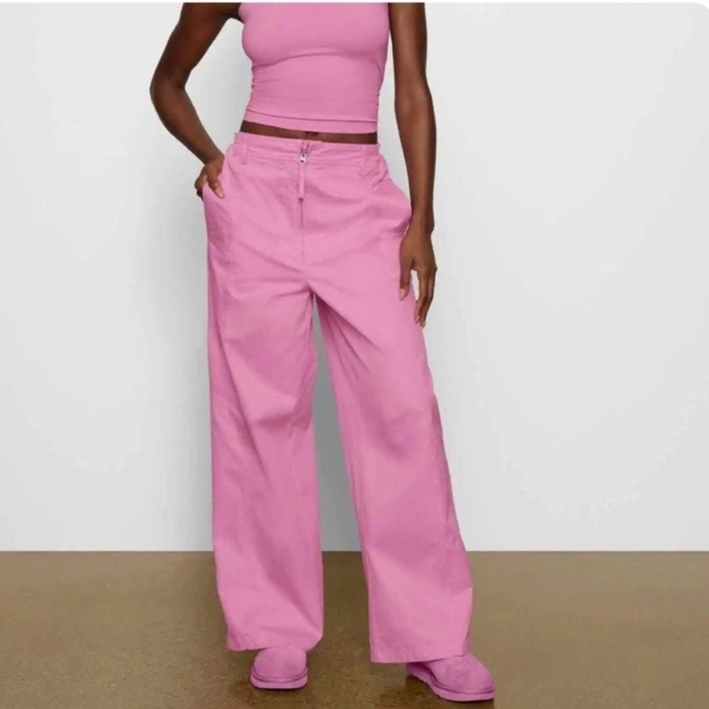 NWT SKIMS Outdoor Woven Oversized Cargo Pants in Bubblegum Pink SIZE SMALL